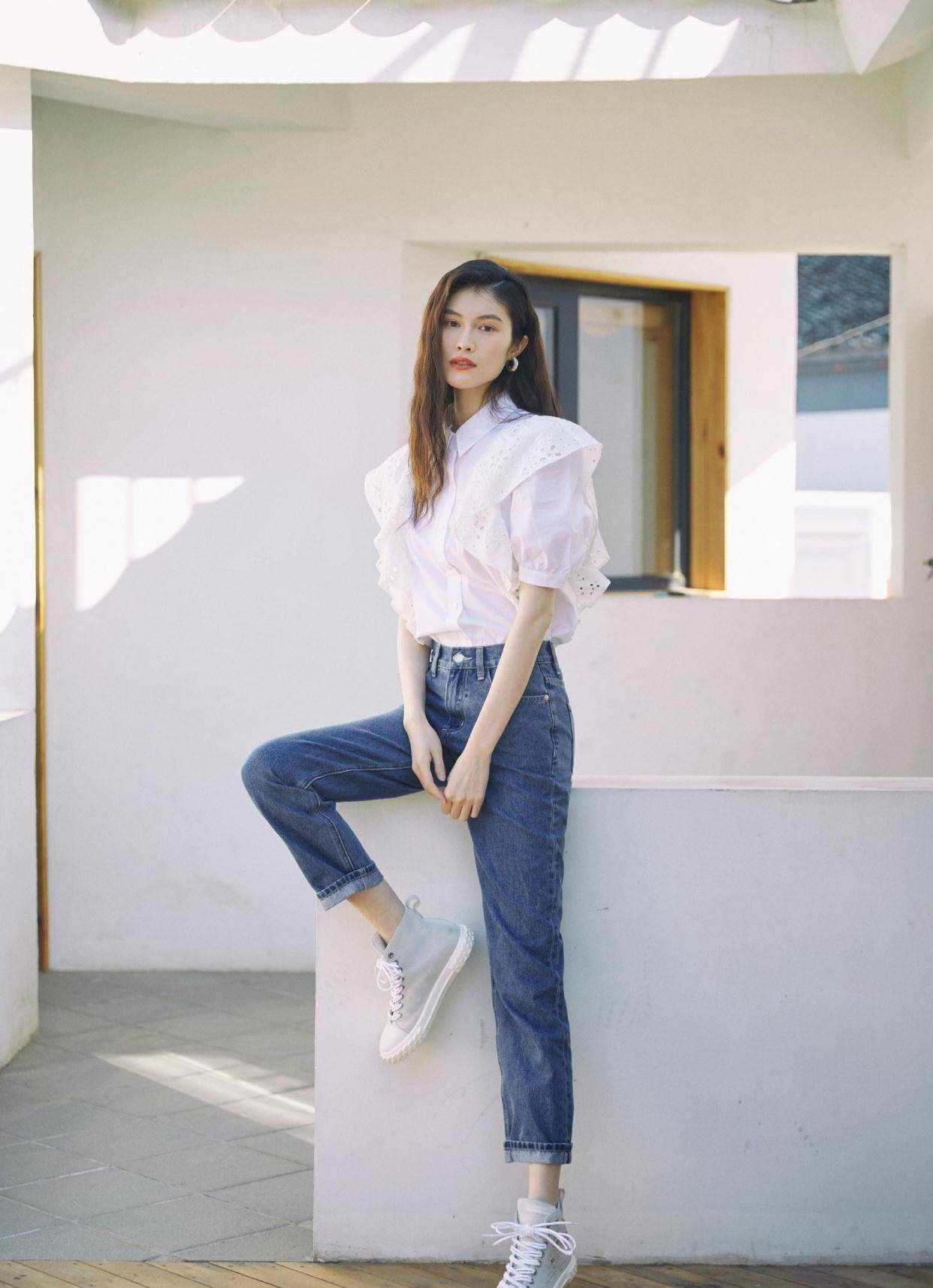 何穗复古泡泡袖衬衫搭配深蓝色牛仔裤,外加蓬松卷发,造型太亮眼_经典