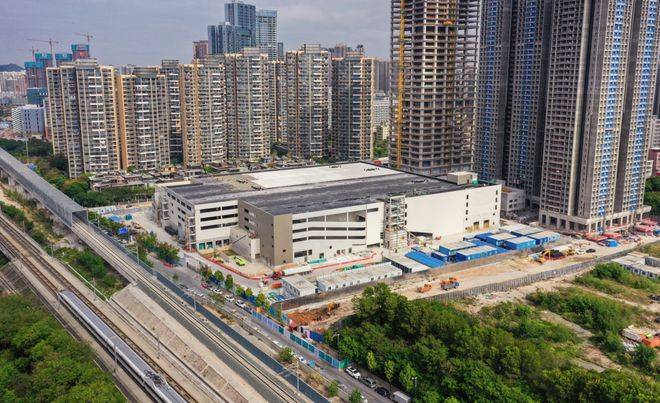 周边还有省级示范商圈,龙华最大规模的购物中心——壹方天地,九方购物