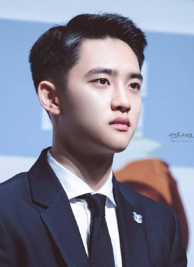 exo全员送都暻秀入伍,张艺兴素颜出镜,全员合影摸头杀好感人_发展