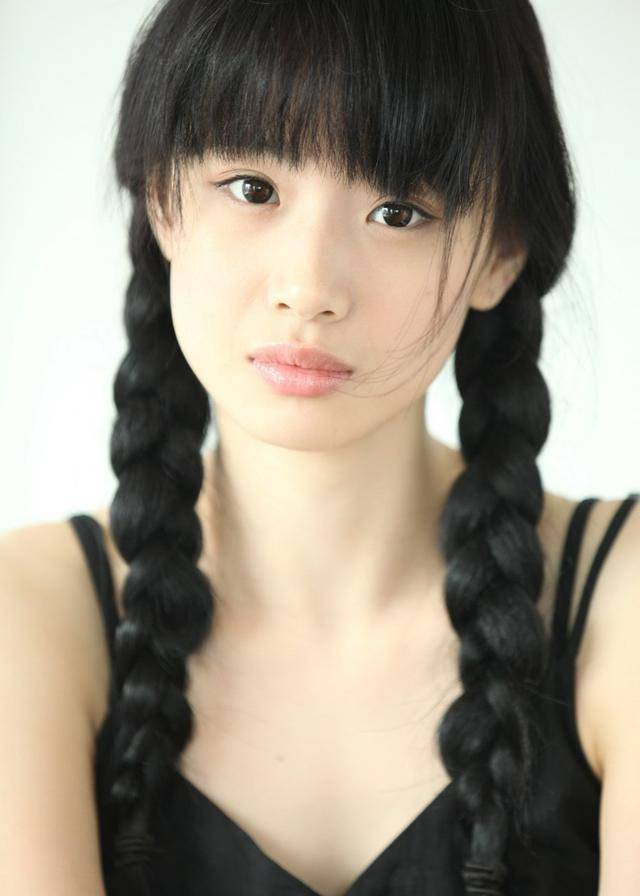 而且李梦的长相撞脸了非常多女艺人,在她身上能看到杨采钰,周韵