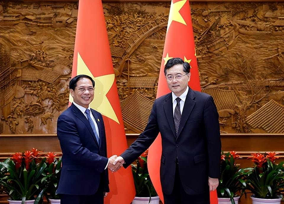 不仅如此,越南总理范明正也开启了访华行程,并与中国高层进行了面对面