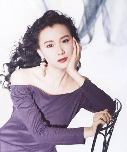 可是,萧蔷的豪门美梦没过多久便破灭了,原因是潇洒多情的曹兴诚有了