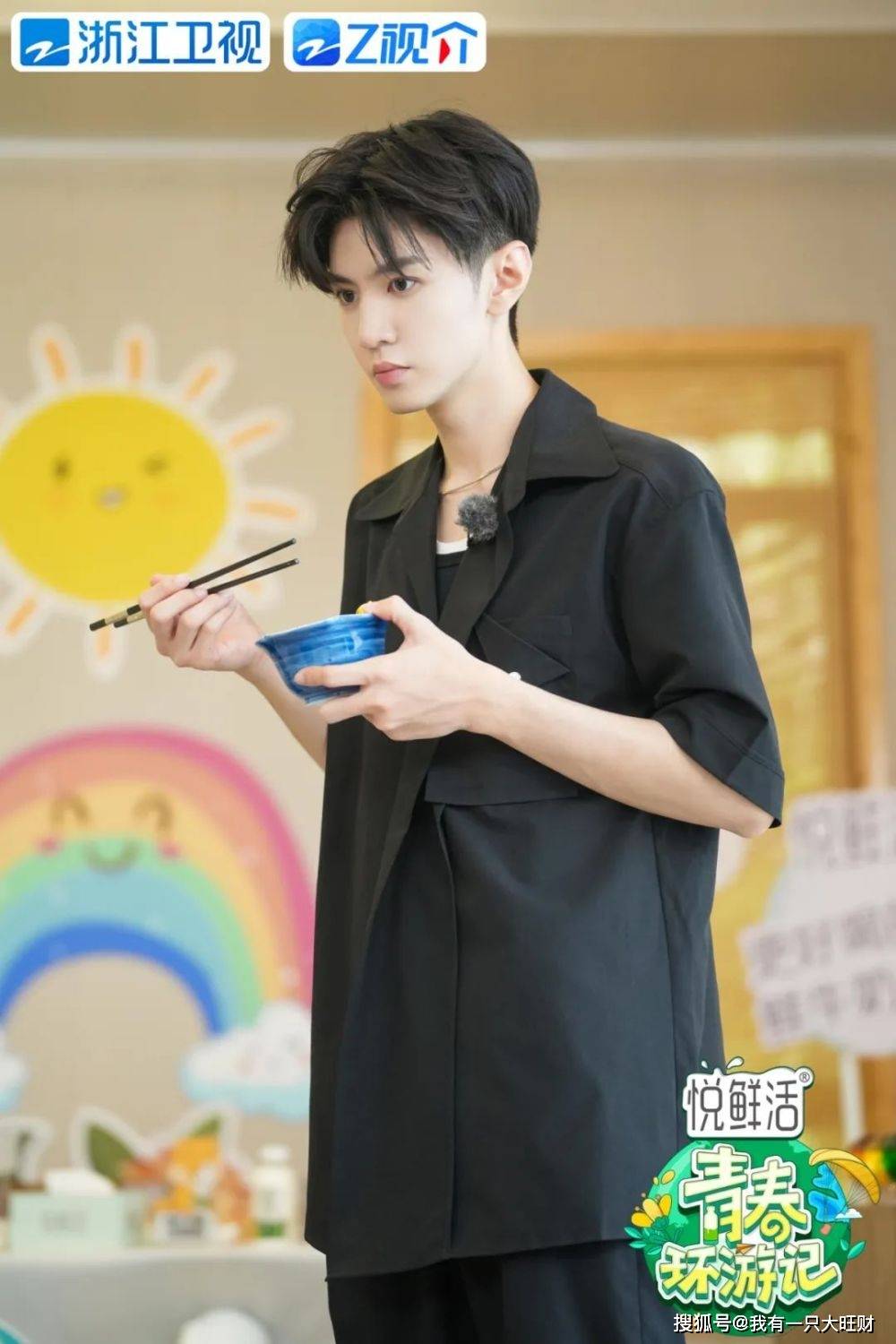 《青春环游记》包范丞丞惊喜回归成显眼包,陈哲远为吃午饭太拼了_凳子