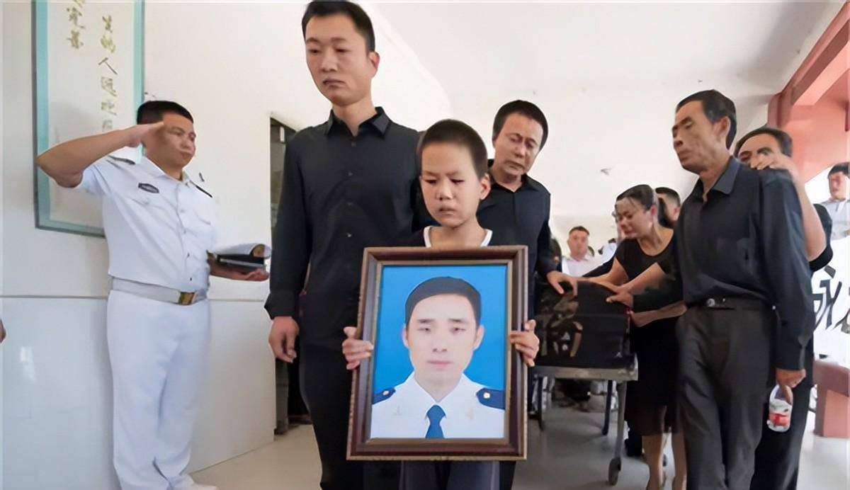 海军战士救出8人后牺牲,妻子将其器官捐献又救3人,感动中国_梅雄_吴平