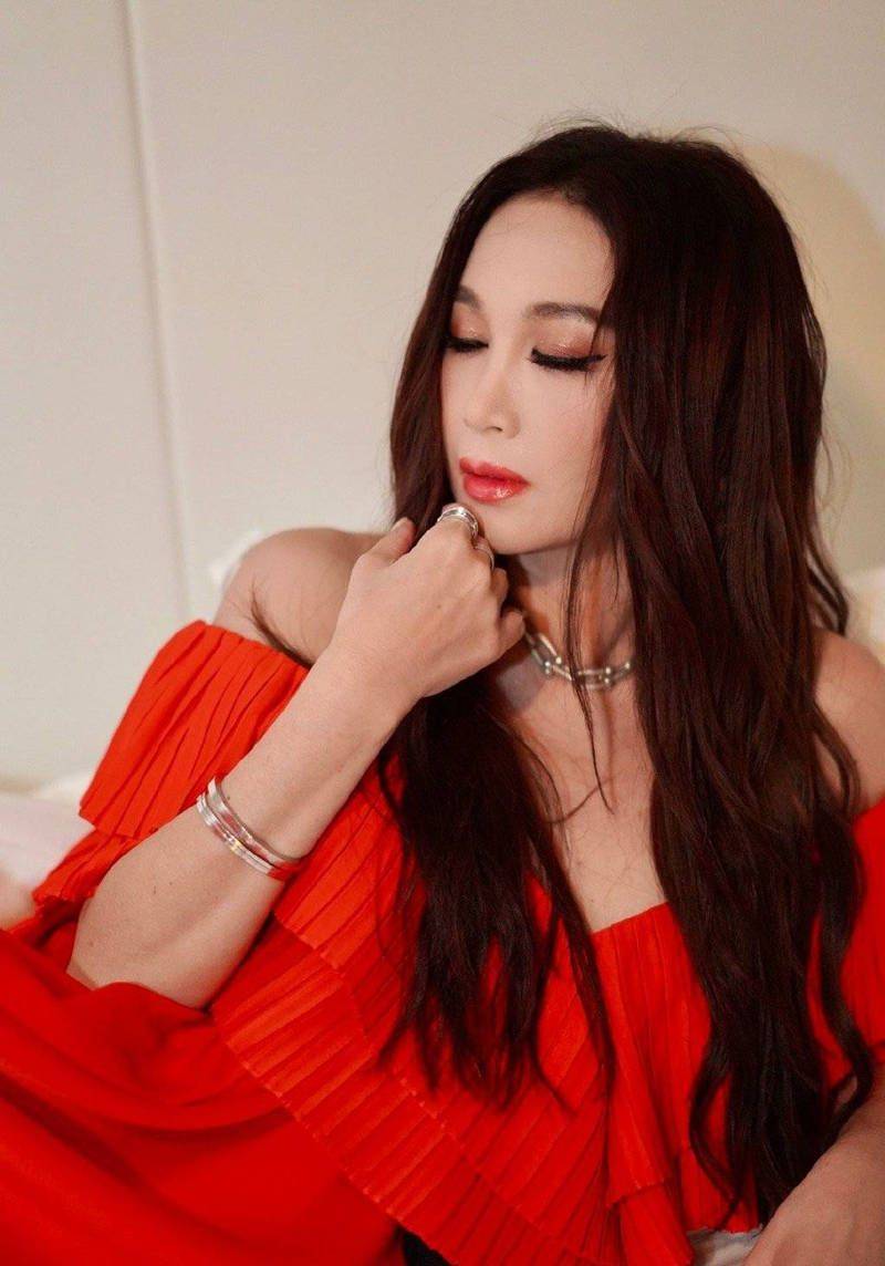 温碧霞最新红裙写真曝光,妩媚迷人气质尽显!_魅力_造型_肌肤