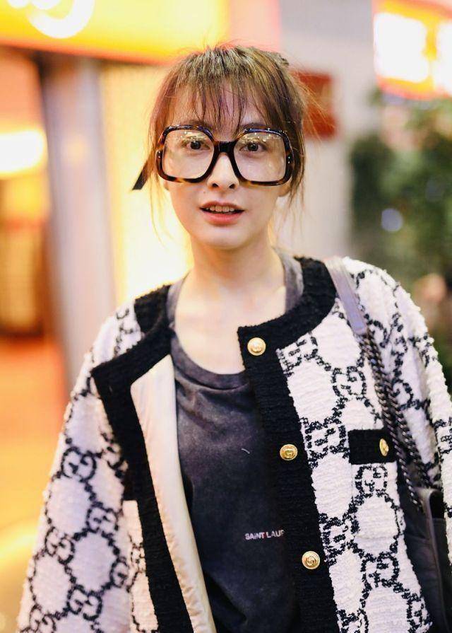36岁吴昕机场近照梳空气刘海戴方框眼镜活泼可爱少女感十足_女儿_花呢