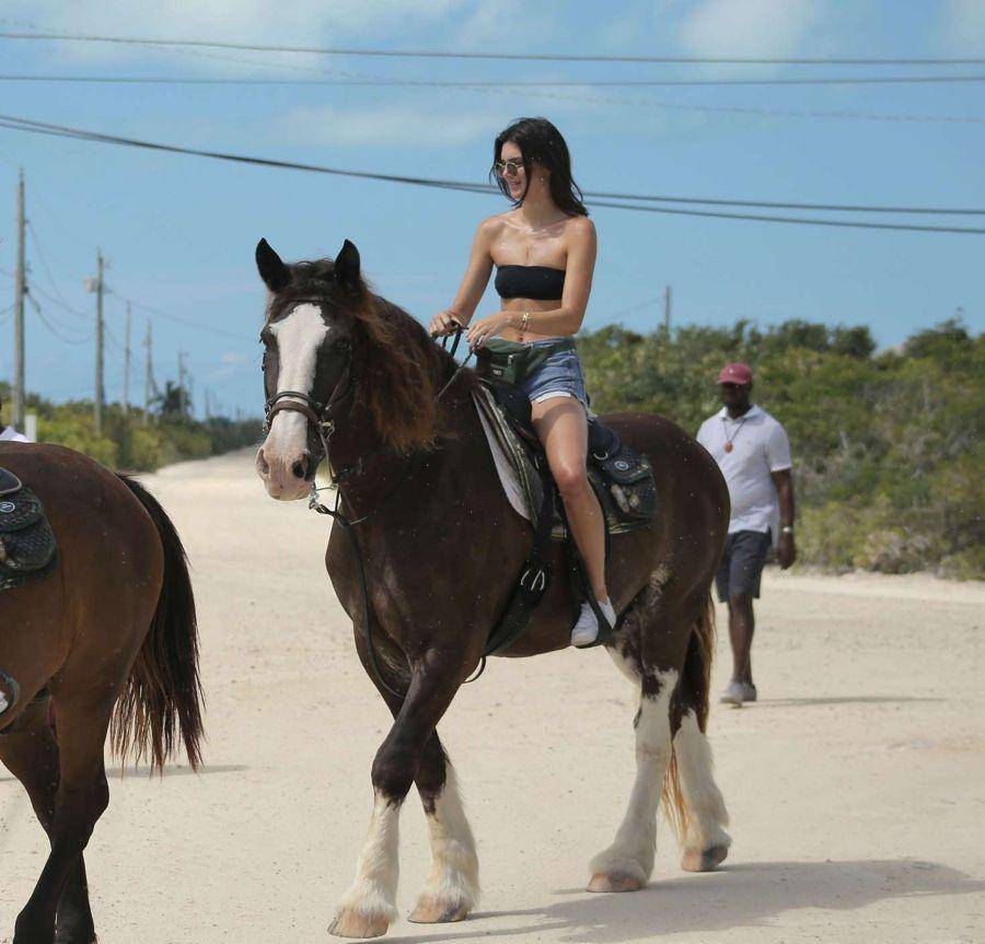 肯达尔与詹娜马背十大经典形象,展现时尚靓丽身材,成功来自努力!