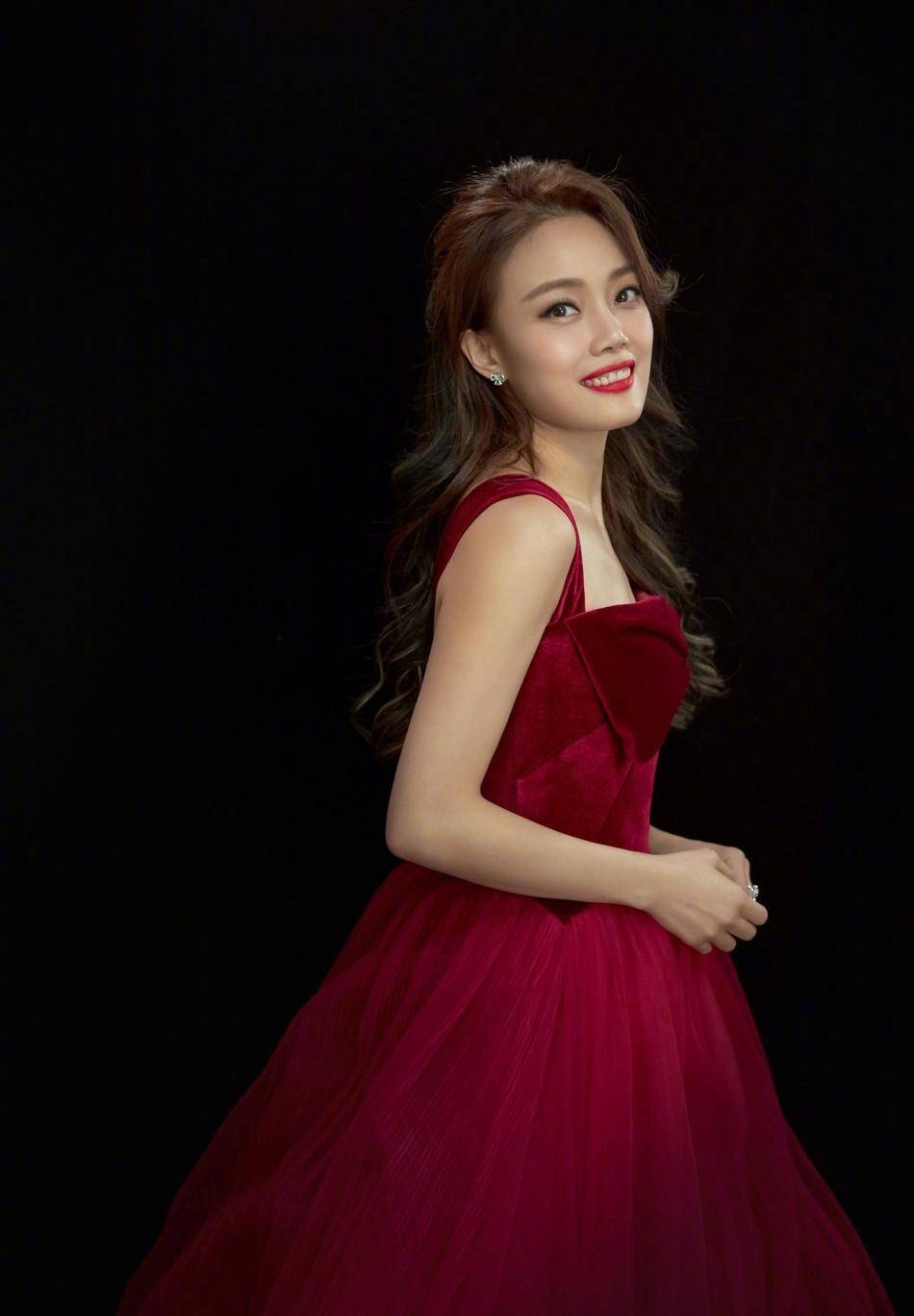 容祖儿一身白裙身材极佳,网友:太美了!_小哥_娱乐_明星