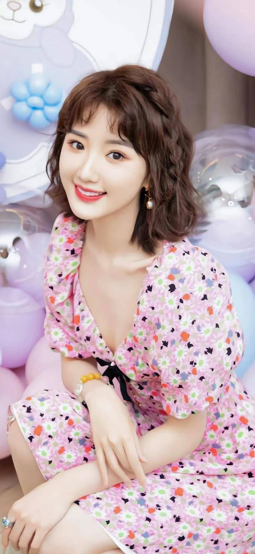 33岁毛晓彤,甜美可人身材有型,这个女神越来越有魅力了_时尚_观众