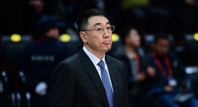 去年夏天王非高调出任山西男篮主教练,同时兼任总教练和总经理,一人