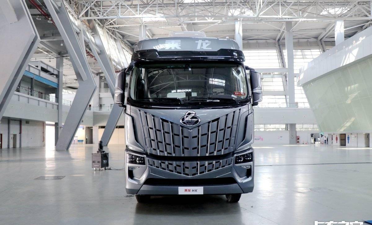 搭载680马力发动机,配置豪华降重500kg,柳汽乘龙hk牵引车来了_搜狐