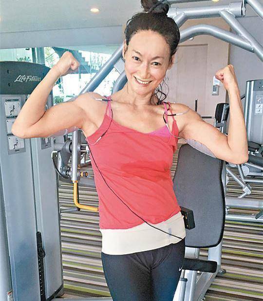 59岁惠英红晒泳装照,身材不输网红嫩模,只可惜至今未婚!