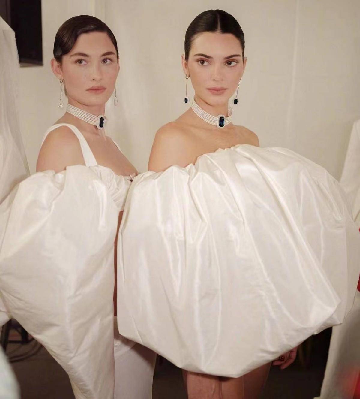 穿白衣和肯豆gigi走秀,这排面好牛啊_造型_衣服_裙子