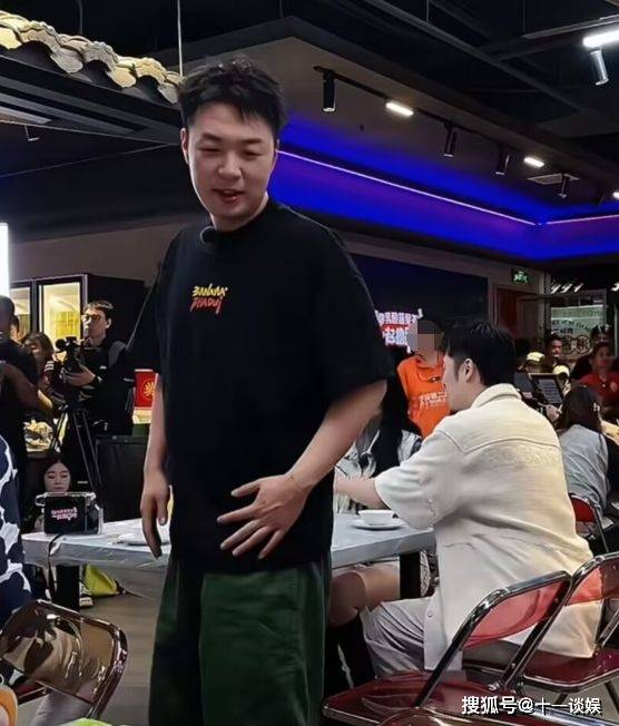杜海涛长沙录节目被偶遇,多人围观阵仗大,不理粉丝被指没礼貌_赵小棠