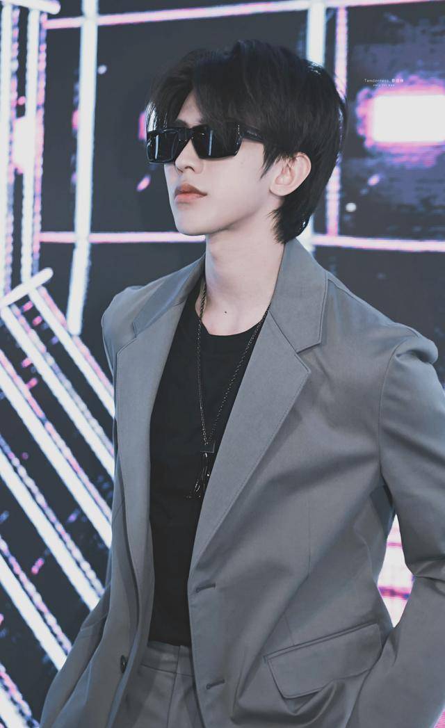 蔡徐坤西装墨镜照上热搜,网友:妥妥的霸道总裁既视感_身材_时尚_照片