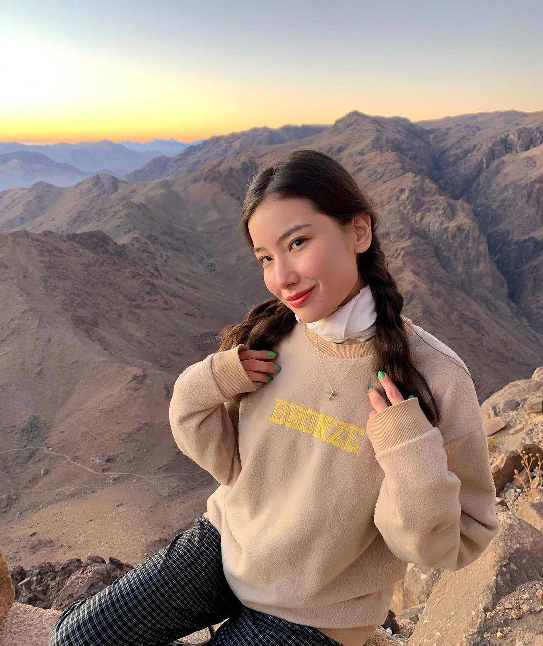 来自哈萨克斯坦的farida阿格扎莫娃身材高挑,穿着风格清新_时尚_人们