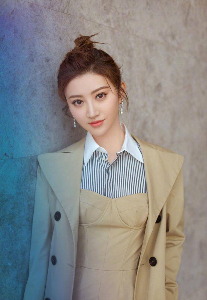 不少网友都感觉到奇怪,想不到长相甜美的景甜还会写得一手好书法