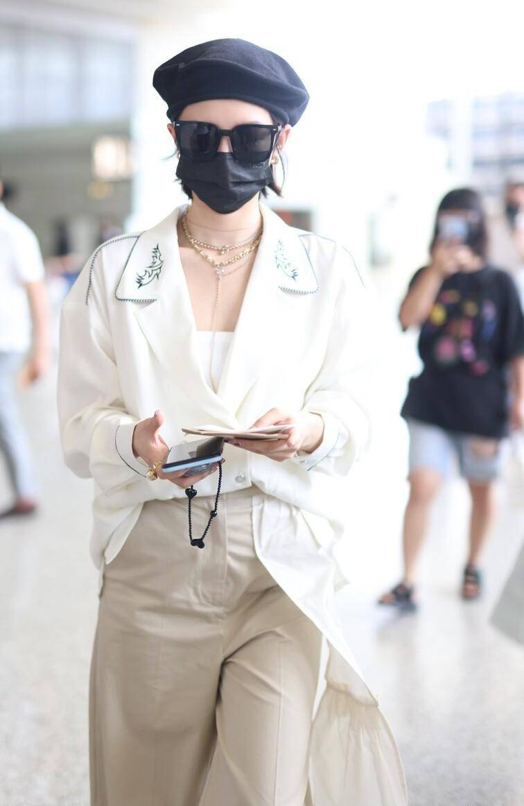 孟美岐街拍机场:白衬衫米色裤子,文艺风范_创作_理论_写作