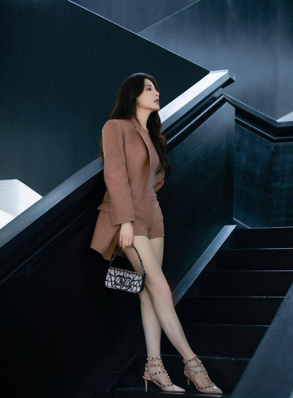 女演员曾黎身穿棕色羊毛外套和短裤,身材姣好,大长腿_照片_兰迪_都灵