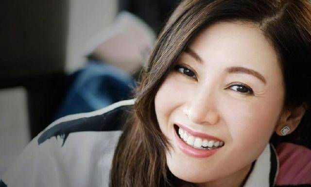 李嘉欣深夜晒素颜照,没了十级美颜滤镜后,50岁的状态过于真实_女明星