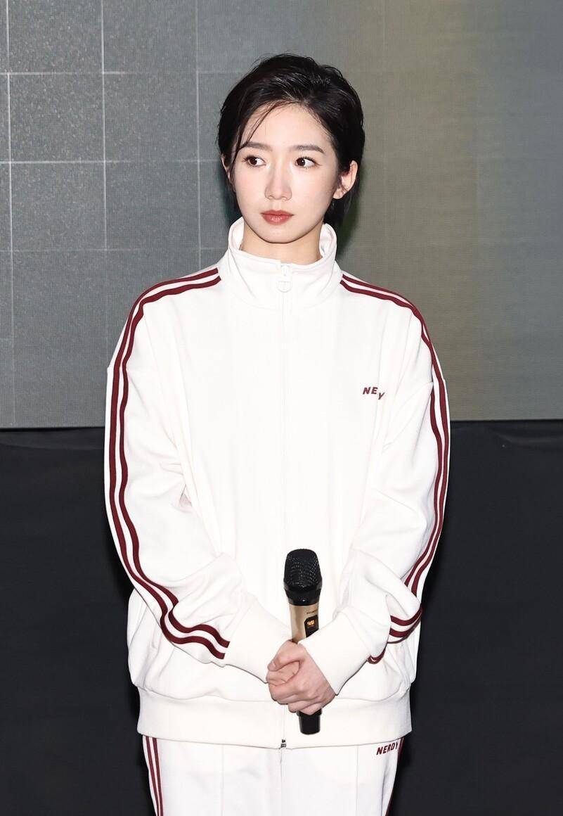 孟美岐街拍机场:白衬衫米色裤子,文艺风范_创作_理论_写作