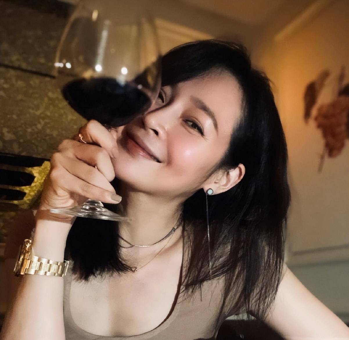 有种"整容"叫于明加结婚,老公胡俊变化不大,她却像变了一个人_于母