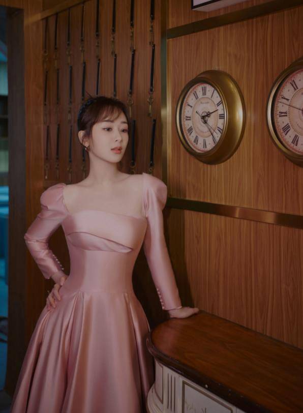 杨紫穿粉色缎面裙出镜,粉美减龄好似"水蜜桃",皮肤白到透光_时尚_裙子