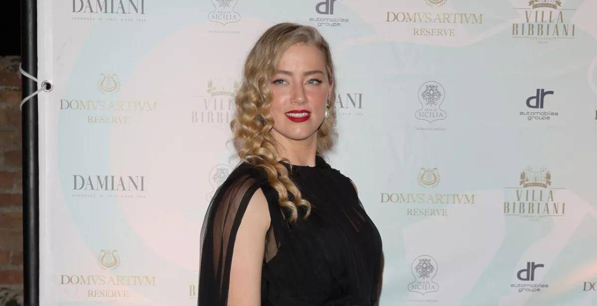 德普前妻艾梅伯·希尔德新片亮相电影节,这是要复出的节奏了_烈火