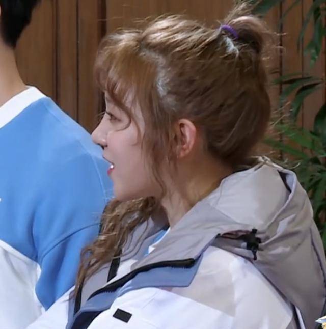 于是李晨赶紧救场说,是的,赖冠霖,是个歌手,连宋雨琦都说,我知道,是个