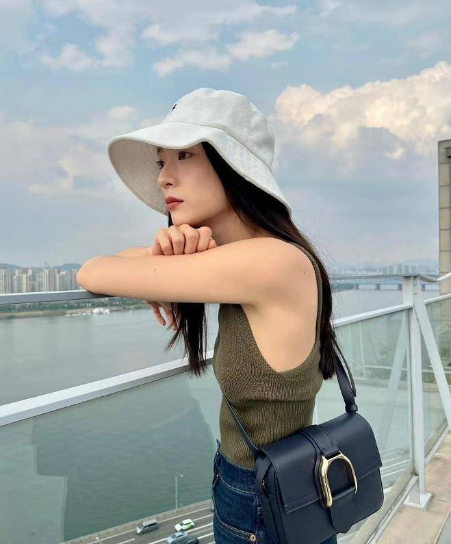 郑秀晶之后也开始在国外演艺圈发展了,到现在也出了不少作品了,但是能
