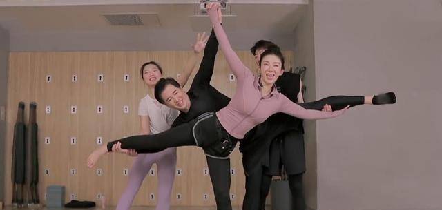 崔伟与黄奕两人情投意合,而且黄奕的女儿不仅不反对而且还很喜欢这位