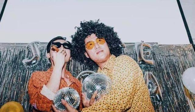 钻进你的喇叭裤,带上蛤蟆镜,波点裙,大垫肩,别忘了半屏山发型和爆炸头