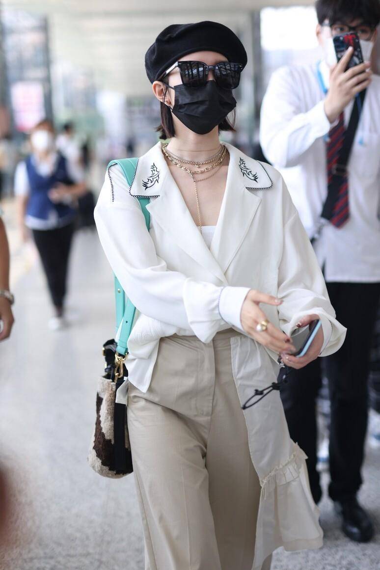 孟美岐街拍机场:白衬衫米色裤子,文艺风范_创作_理论_写作