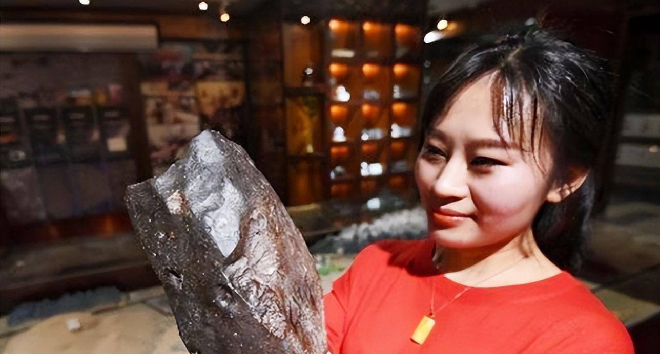 陨石猎人杨可欣:5年冒死捡600颗陨石,拒绝天价收购,自开陨石馆_石友