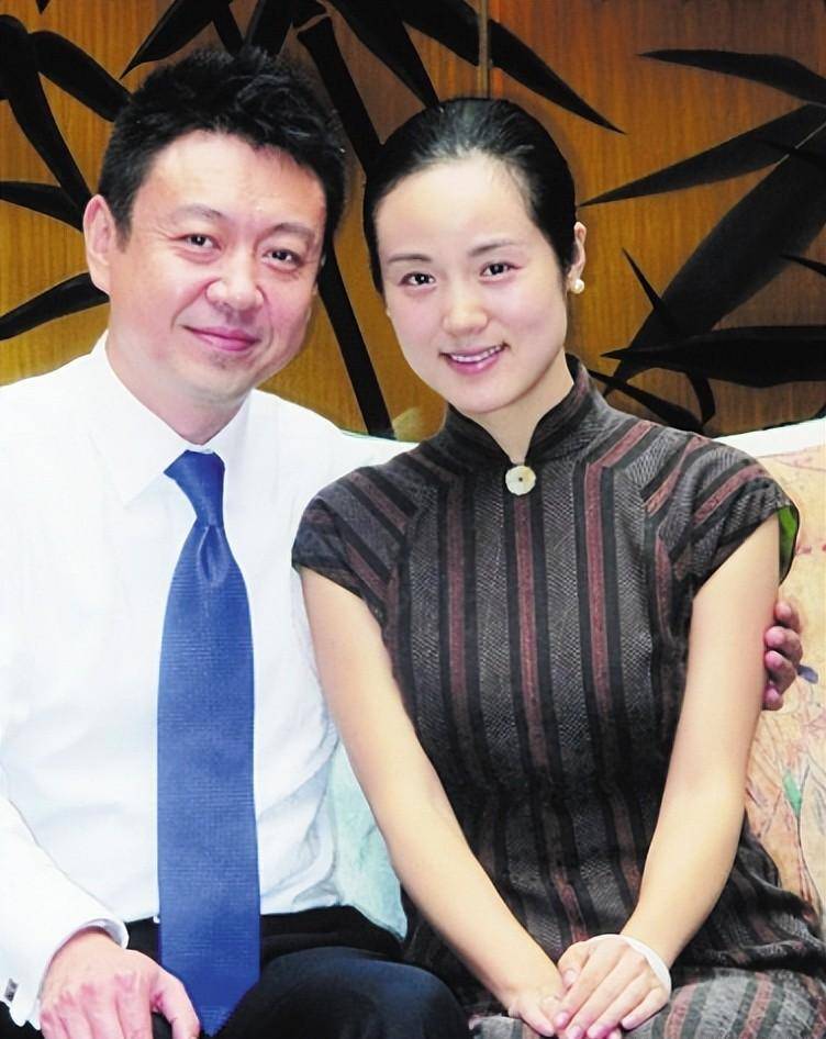 电视名嘴杨柳:事业巅峰辞职,三婚娶小10岁歌唱家哈辉,47当父亲_节目