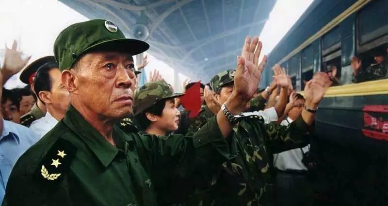 98抗洪感人瞬间:子弟兵昼夜不分死守大堤,图8铁血将军眼含热泪_董万瑞