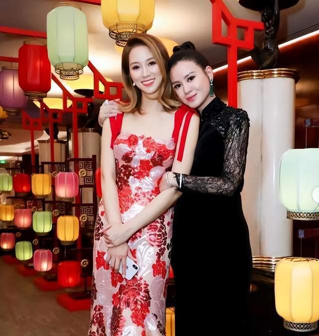 李嘉欣53岁过生日,林恬儿等顶级名媛姐妹却缺席,李嘉欣输惨了_郑余雅