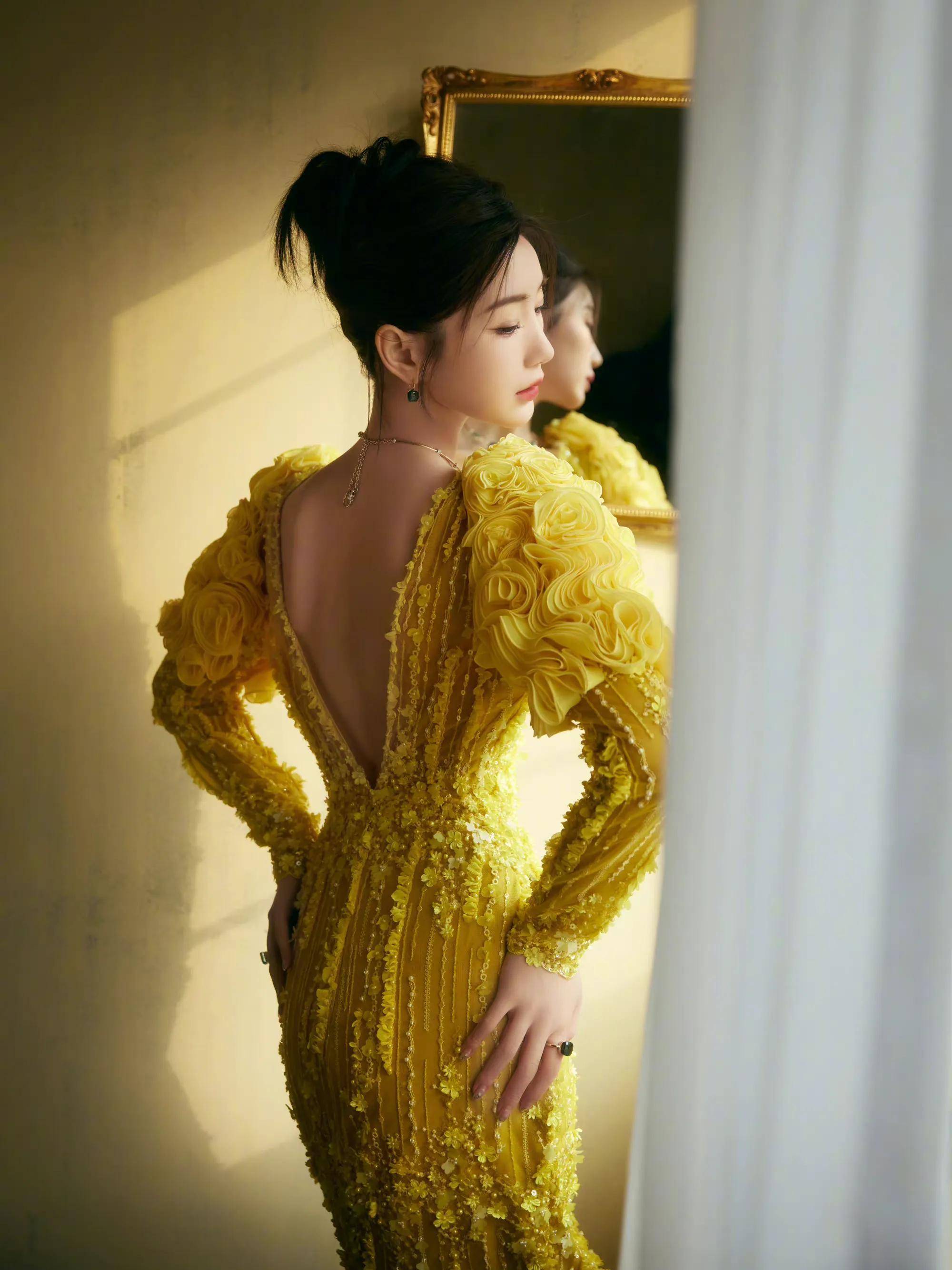 毛晓彤国剧盛典红毯造型曝光,一袭鹅黄色礼服,美丽动人