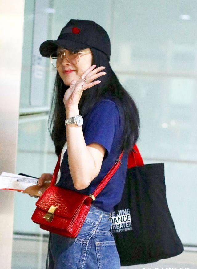 王艳大婶的年纪却还是清纯女神,牛仔裤配小白鞋,47岁美似大学生_技巧