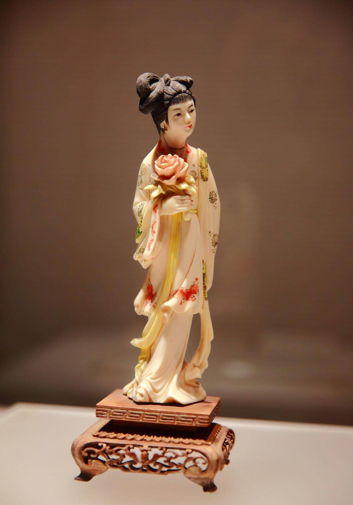 【着彩象牙雕执花仕女】刘文彩,民国时期川西地区著名的大地主以及