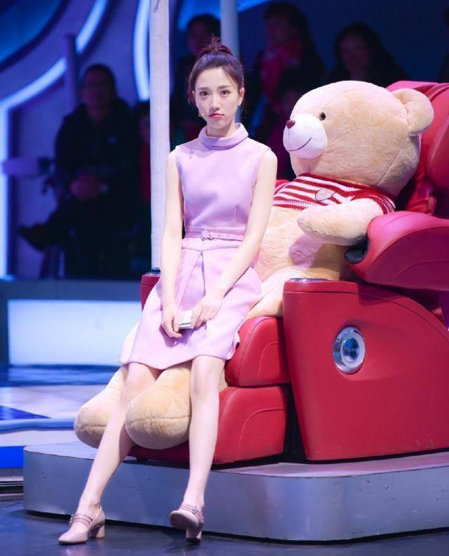 相亲大会》里的女主持也太美了,怪不得那么多观众想为她爆灯_张纯烨