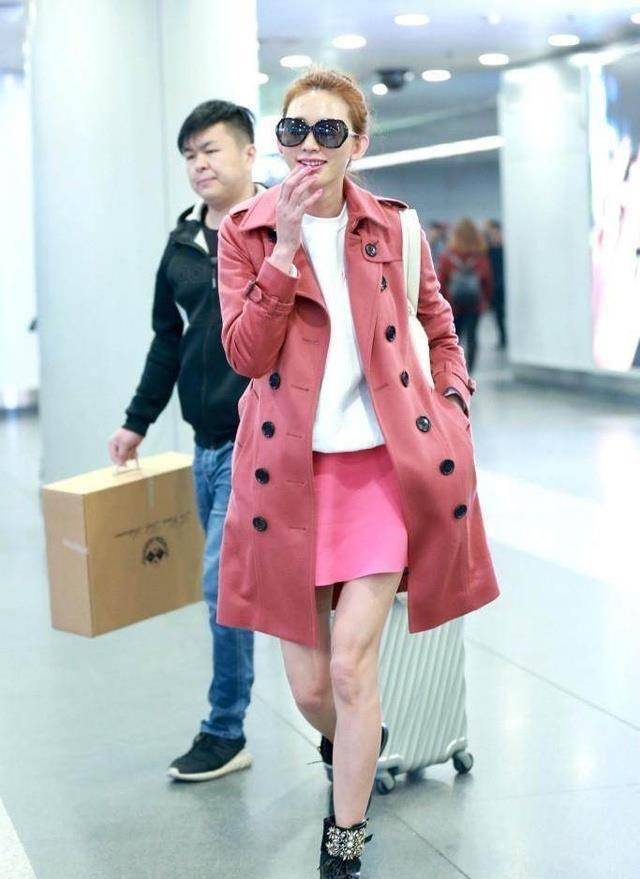 可是最近林志玲的时尚穿搭真有点让人摸不到头脑志玲姐姐桃红色的大衣
