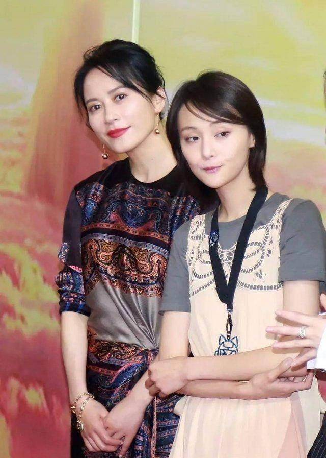 和郑爽站在一起,已经是可以当她妈妈的年龄,但是俞飞鸿显得像个大姐姐