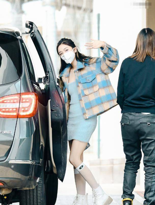 白袜真显腿粗?吴宣仪带火捆绑式穿法,3cm小腿就是任性_时尚_丝袜_服装