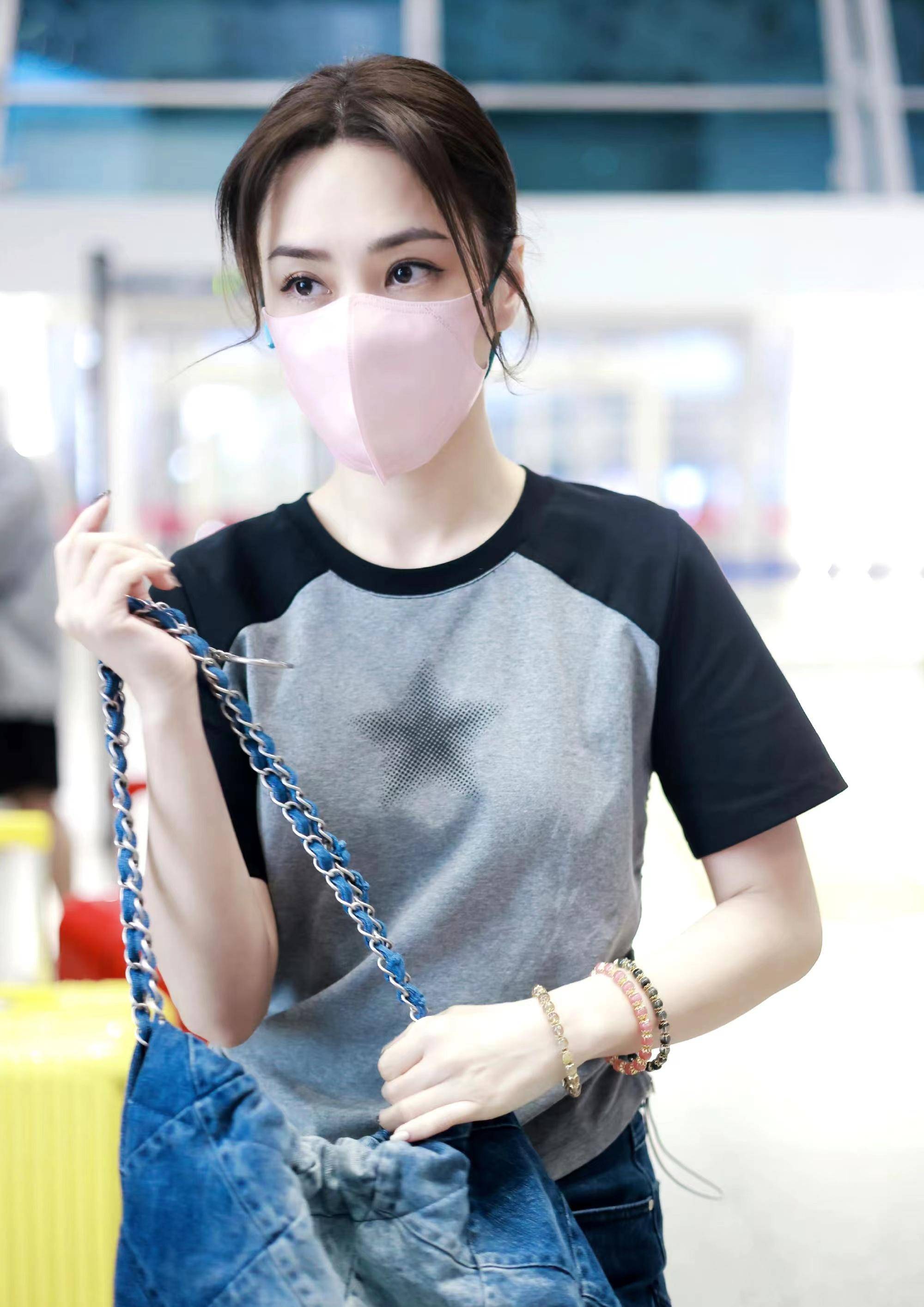 阿娇还把头发扎起来简单地编成辫子留着可爱的刘海改变了她的造型