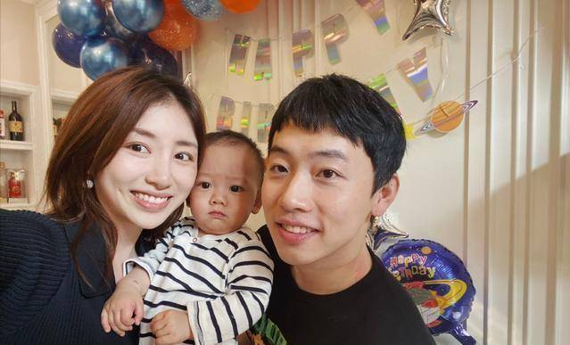 奥运冠军邹凯老婆怀二胎,晒全家福显甜蜜,一家三口笑容灿烂_周捷_体操