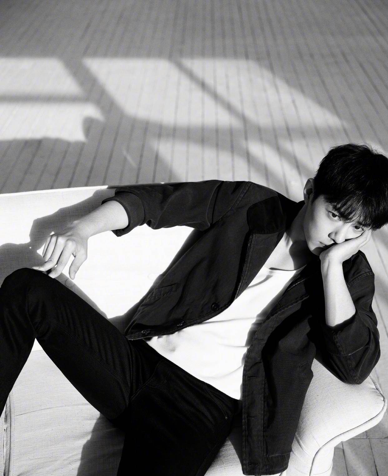 肖战四月时尚来袭,连帽卫衣简约帅气,休闲又时尚!_造型_白色_背心