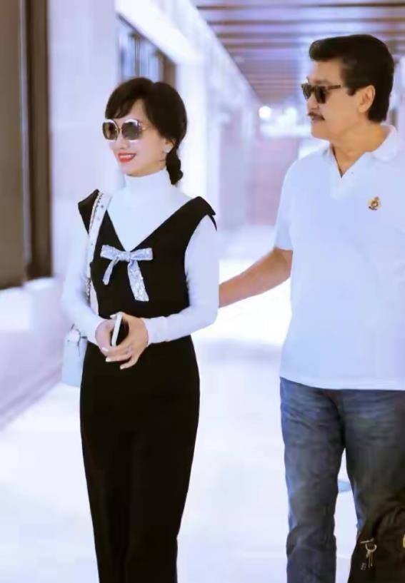 赵雅芝真懂得往"美"了穿,t恤配背带裤,66岁比26岁还青春活力_工装裤
