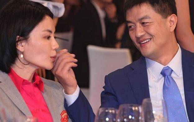 王菲李亚鹏疑似复合,一前一后现身公寓,离开时神态轻松心情大好