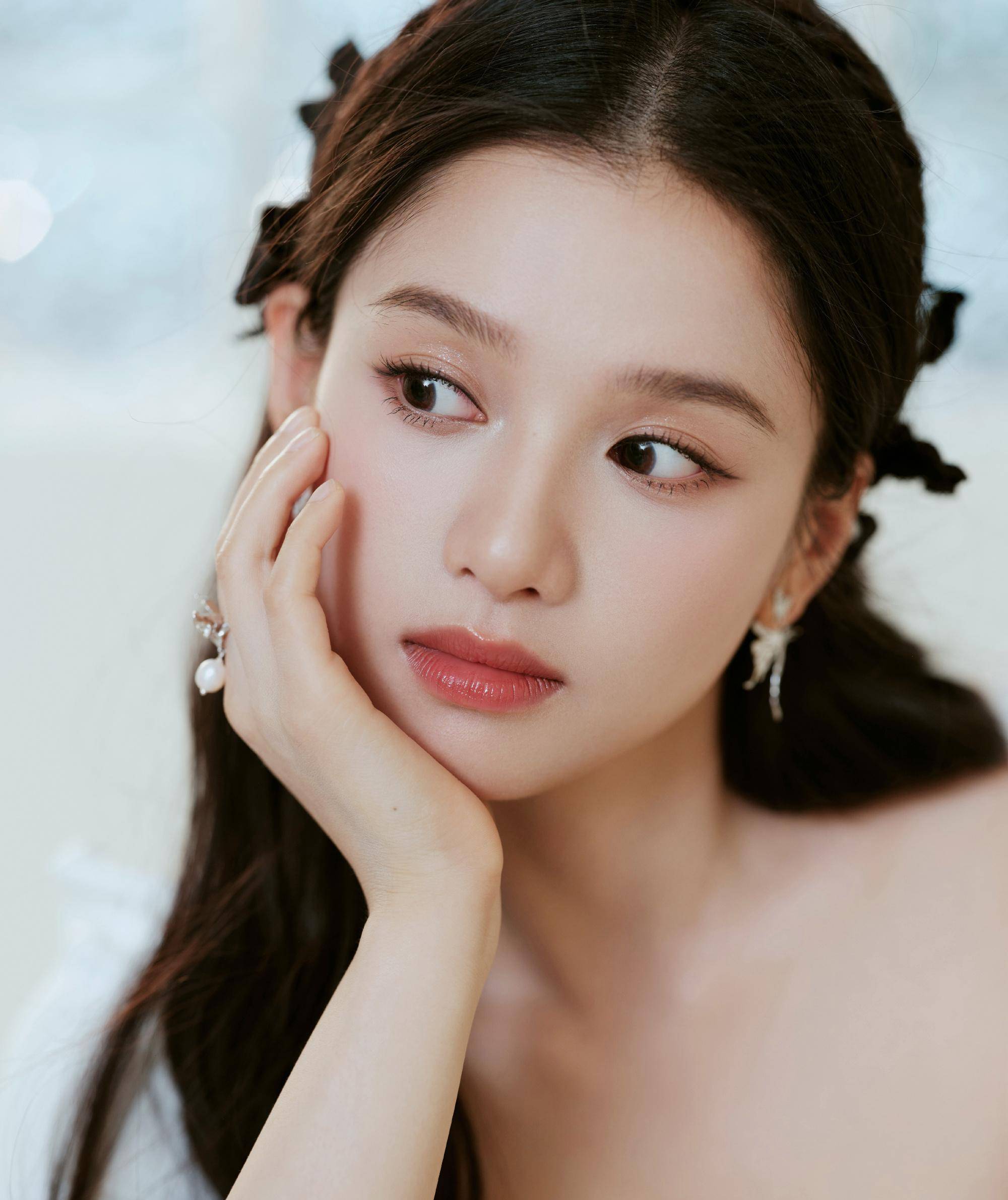 女孩窈窕的身材和优雅的个性,穿在张婧仪身上完美展现了她的可爱风格